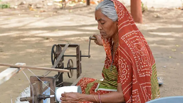 ચાદર બનાવતાં મહિલા