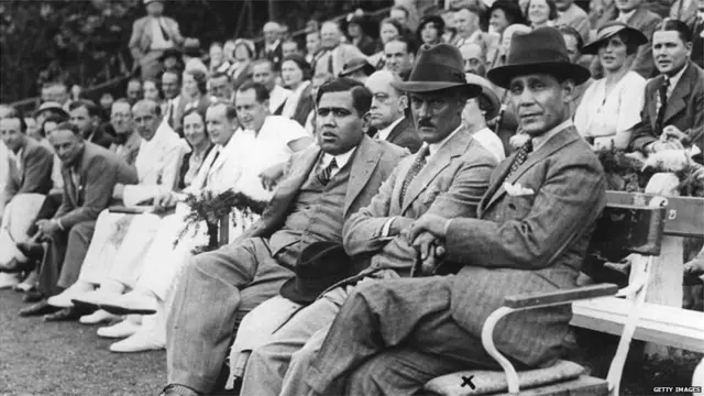 భోపాల్ నవాబు హమీదుల్లా ఖాన్ (కుడివైపు వ్యక్తి)