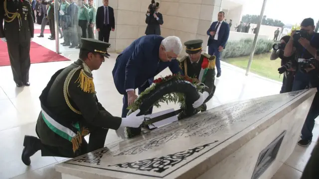 ইয়াসির আরাফাতের কবরে পুষ্পস্তবক দিচ্ছেন ফিলিস্তিনি প্রেসিডেন্ট মাহমুদ আব্বাস