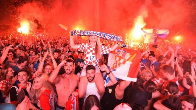 Torcedores croatas comemorando vitória sobre a Inglaterra, pela semifinal da Copa do Mundo 2018