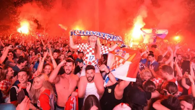 Torcedores croatas comemorando vitória sobre a Inglaterra, pela semifinal da Copa do Mundo 2018