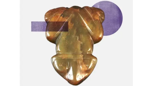 Les "muiraquitãs" étaient sculptés dans la pierre verte amazonienne et portés en pendentifs.