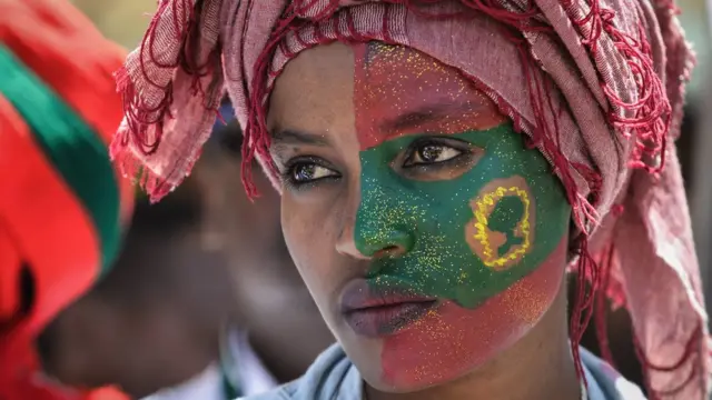 Une femme participe aux célébrations pour le retour du groupe anti-gouvernemental autrefois interdit, le Front de libération Oromo (OLF), sur la place Mesquel à Addis-Abeba, en Ethiopie, le 15 septembre 2018