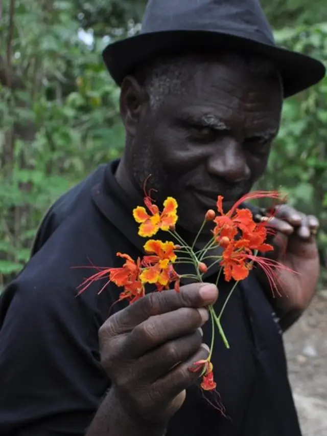 Hombre con flores