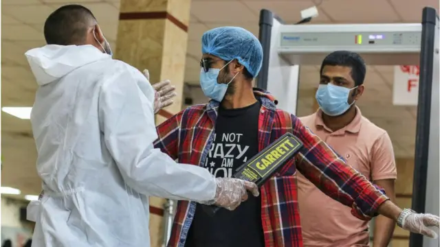 বিমানবন্দর চেকিং।