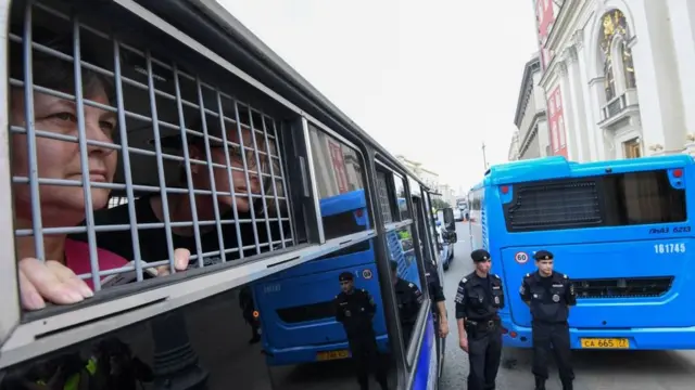 İkin qadın polis maşınında