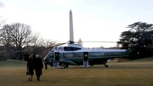 Trump na mkewe Melania Trump akielekea kupanda ndege ya Marine One