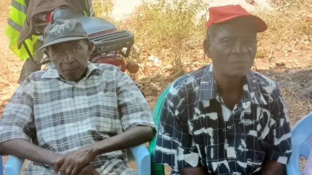 Albert Gaparata (i Bubamfu) ari kumwe na mugenzi we w'umurundi Joseph Kokoro baba mu karere ka Kwale, mu bumanuko bwa Kenya