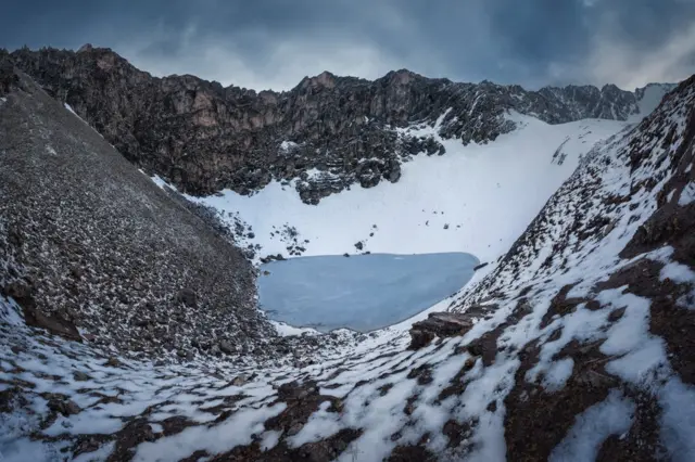 O 'lago dos esqueletos', que está localizadokto casas de apostasuma encosta na cordilheira do Himalaia na Índia