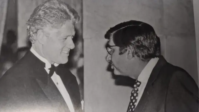 मार्च 2000 में राष्ट्रपति भवन में पूर्व अमेरिकी राष्ट्रपति बिल क्लिंटन के साथ