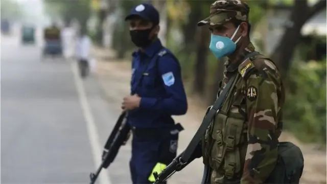 সেনা ও পুলিশ বাহিনীর সদস্যদের অনেক সময় একসাথে কাজ করতে হয়।