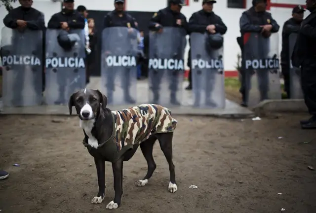 Policías custodian el 31 de agosto de 2016 el edificio que alberga la Sala Penal Nacional de Perú, la que falló sobre el caso Accomarca 31 años después de la masacre.