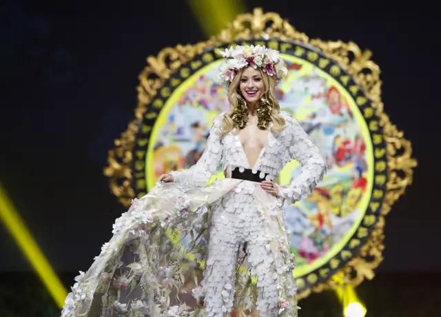 ပိုလန် အလှမယ်က လှပတဲ့ဝတ်စုံဖြူနဲ့ ပန်းသရဖူ ဆောင်းထား