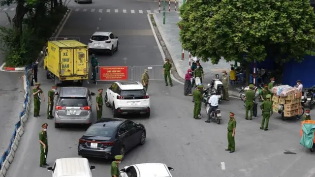 Chủ tịch UBND Thành phố Hà Nội Chu Ngọc Anh giao Công an Thành phố hướng dẫn xét duyệt việc cấp giấy đi lại.