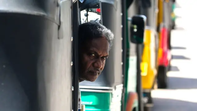 શ્રીલંકામાં પેટ્રોલ અને ડીઝલની અછતને કારણે લોકો ભારે મુશ્કેલીનો સામનો કરી રહ્યા છે