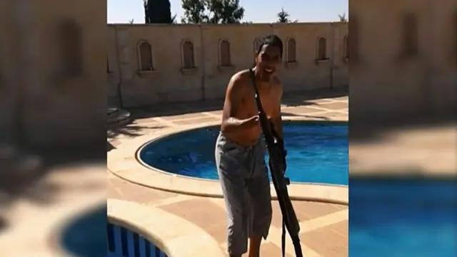 Choukri Ellekhlif posando à beiracampo minado pixbetuma piscina com uma arma nas filmagens do smartphone