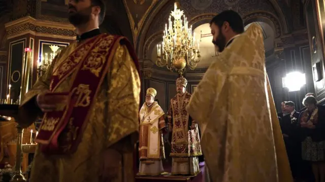 Священник Иоанн (Реннето) еще в чине архиепископа Хариупольского (на заднем плане слева) вместе с епископом РПЦ Нестором (Сиротенко)