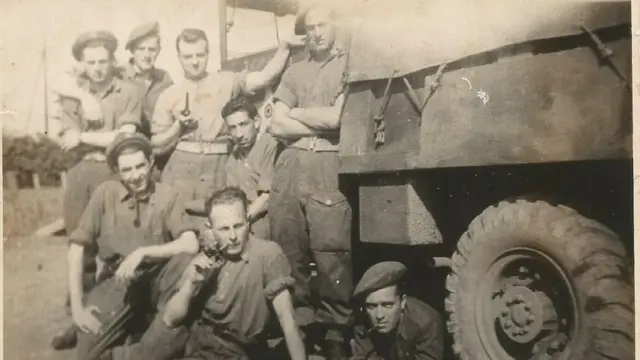 Jorge Sanjinez con seis compañeros de la Brigada Pirón, al lado de un tanque.