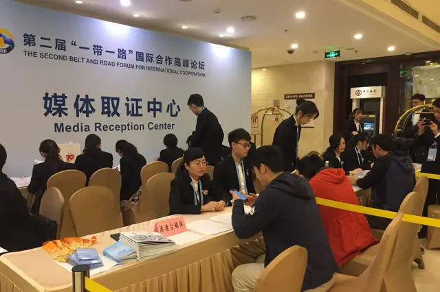 来自全球各地的媒体抵达北京报道"一带一路"论坛。