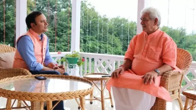 મુકેશ શર્મા સાથે વાતચીત કરતાં મનોજ સિંહા