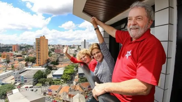 Lula e Dilma acenam na varanda da casa do ex-presidentecomo depositar no jogo esporte da sorteSão Bernardo do Campo