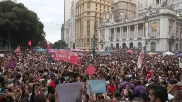 போராடும் பெண்கள்