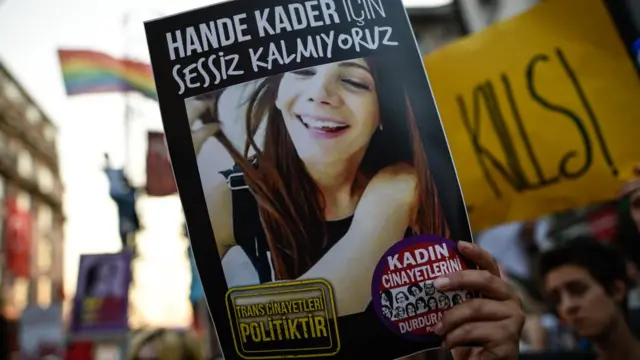 Göstericilerin taşıdığı pankartta "Hande Kader için sessiz kalmıyoruz" yazıyor.