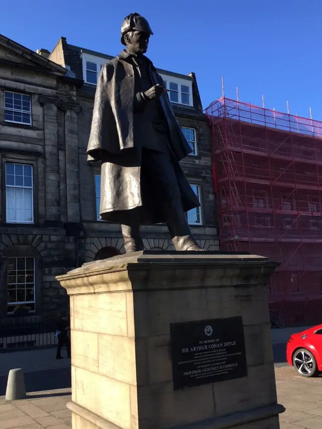 монумент Шерлоку в Едінбурзі