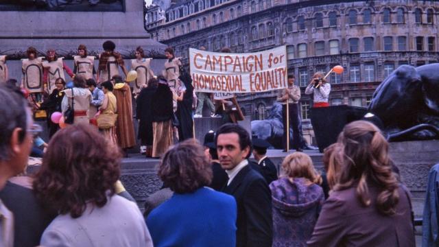 أول تجمع للمثليين في بريطانيا، في ميدان ترافالغار وسط لندن في عام 1972