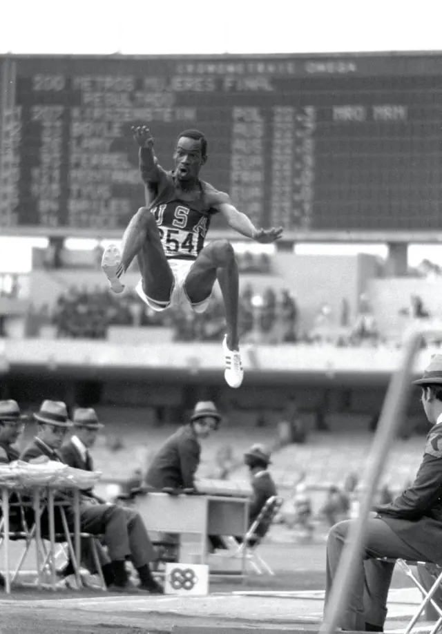 Американский легкоатлет Боб Бимон бьет мировой рекорд по прыжкам в длину в 1968 году на Олимпийских играх в Мехико