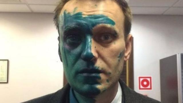 Navalny luego de ser atacado con tinte antiséptico en 2017.
