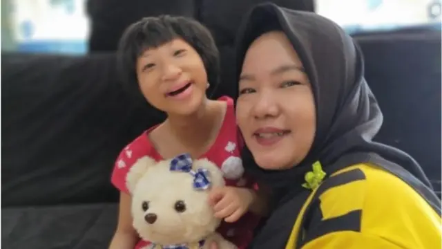 Lia Octora bersama anaknya.