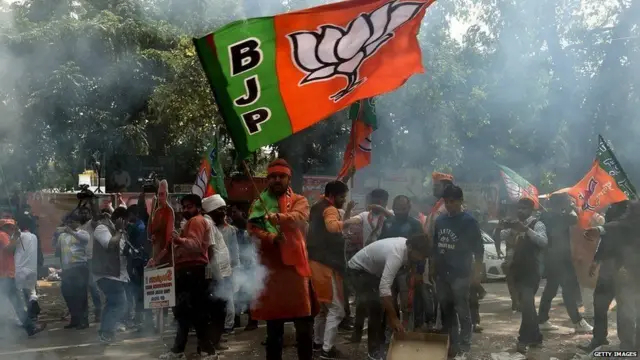 ઊજવણી કરી રહેલા ભાજપના કાર્યકર્તાઓની તસવીર