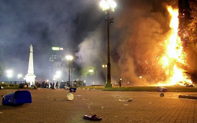 Destrozos en la Plaza de Mayo, en Ciudad de Buenos Aires el 20 de diciembre de 2001.