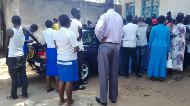 Abarindiriye indangamuntu zotuma biyandikishiriza amatora