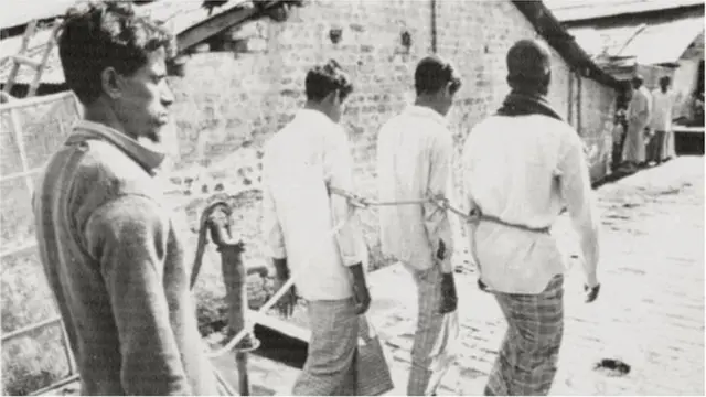 ১৯৭১-এ পাকিস্তানী বাহিনীকে সহায়তার অভিযোগে কয়েকজনকে ধরে নিয়ে যাওয়া হচ্ছে - ফাইল ছবি