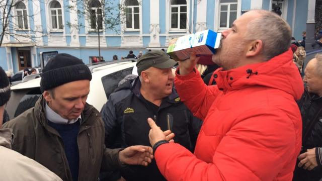 Активисты пьют молоко