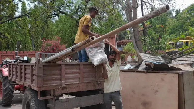 लेबर कॉलनी पाडकाम
