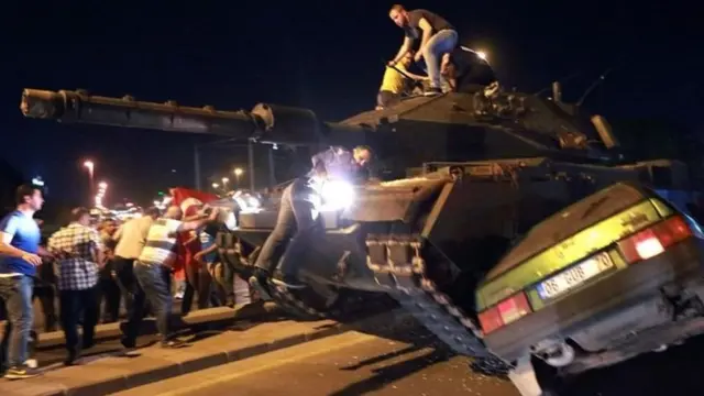 ২০১৬ সালে আঙ্কারায় নাটকীয় এক রাত: ট্যাঙ্কের সামনে দাঁড়িয়েছেন প্রেসিডেন্ট এরদোয়ানের সমর্থকরা।