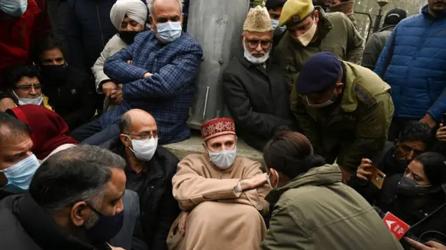 বৃহস্পতিবার নিহতদের পরিবারের সঙ্গে সংহতি জানাতে এসে পুলিশ কর্মকর্তাদের সঙ্গে কথা বলছেন সাবেক মুখ্যমন্ত্রী ওমর আবদুল্লা