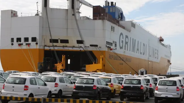 Veículos brasileiros sendo exportados em 2016