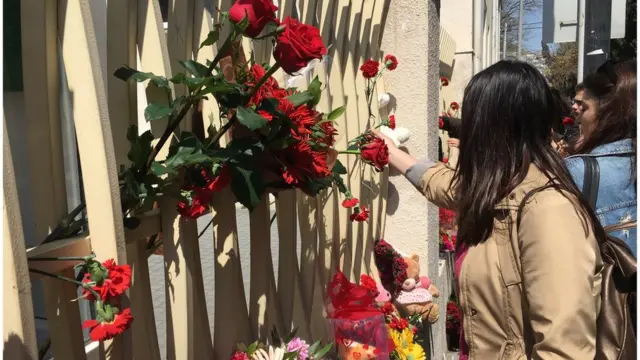 Gənclər Elina Hacıyevanın intihar etdiyi məktəbin önünə çiçək və oyuncaqlar qoyur, 13 aprel 2019-cu il