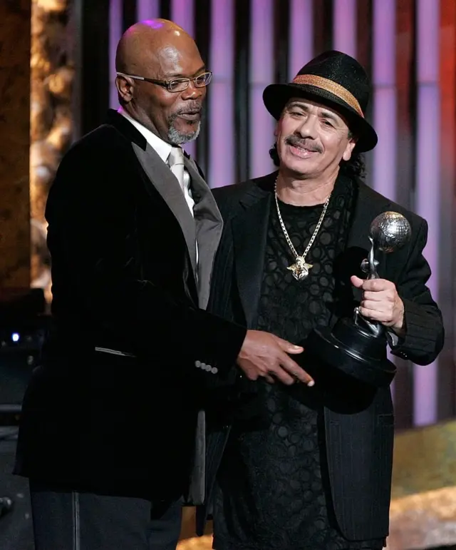 Актер Сэмюэл Л. Джексон вручает Карлосу Сантане наградой Зала Славы Национальной Ассоциации содействия прогрессу цветного населения. 25 февраля 2006 г., Лос-Анджелес