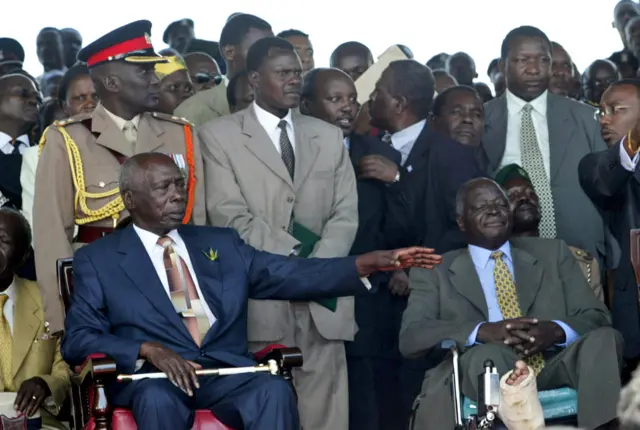 Daniel arap Moi est assis aux côtés du président élu Mwai Kibaki lors de la cérémonie de prestation de serment en décembre 2002