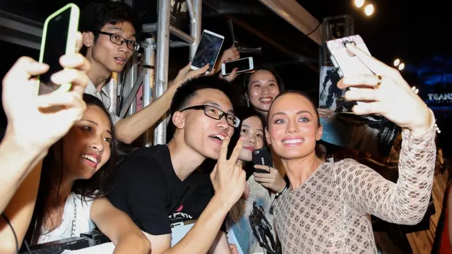 La actriz Laura Haddock saluda a los aficionados durante el estreno mundial de Transformers: The Last Knight, en China en junio pasado.