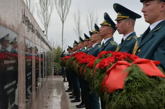 гүл чамбар кармаган жоокерлер