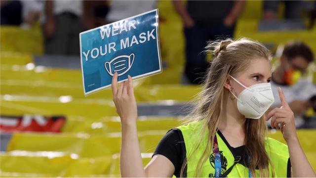 Fiscal de evento esportivo levanta o sinal de obrigatoriedade de uso de máscaras