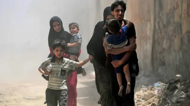 عراقيون يفرون من البلدة القديمة في الموصل