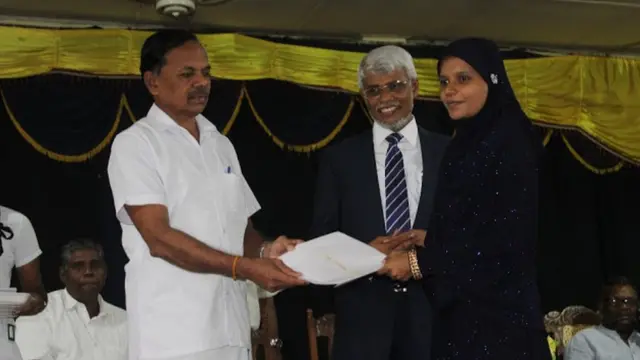 மாகாண கல்வி அமைச்சரிடம் நியமனத்தை பெறும் முஸ்லீம் ஆசிரியை