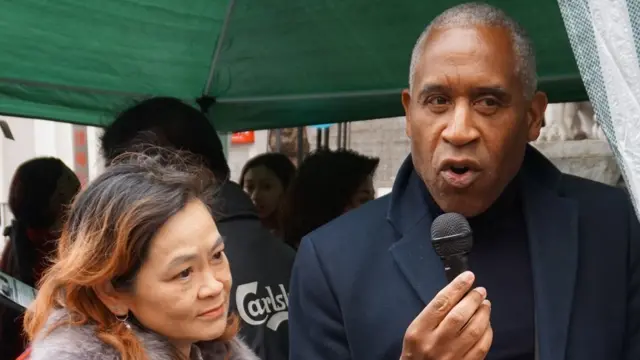 "黑人投票行动"（Operation Black Vote）总监西蒙·伍利在到伦敦中国城出席华人参政活动